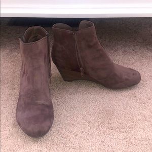 Suede like wedge boots